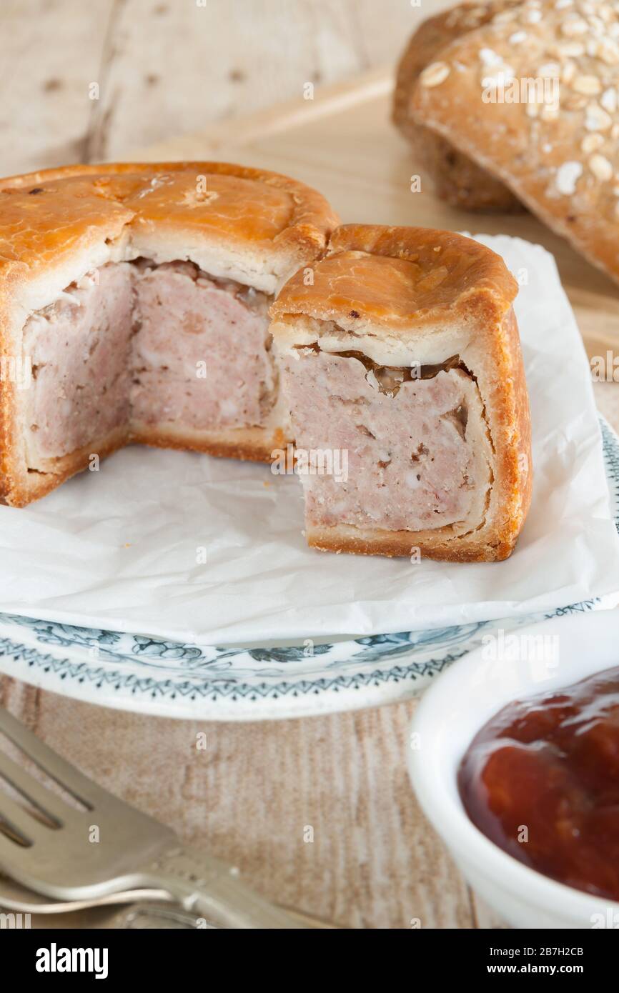 Tradizionale torta di maiale inglese a base di brodo di maiale sminuzzato e crosta di acqua calda Foto Stock