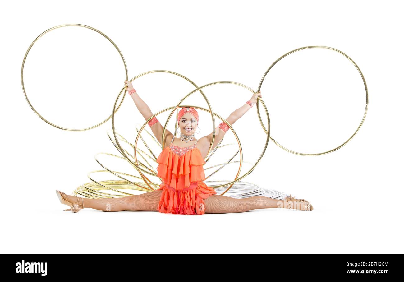 Una donna in un abito da palcoscenico esegue una danza con un hula Hoop. Riprese in studio su sfondo bianco. Foto Stock