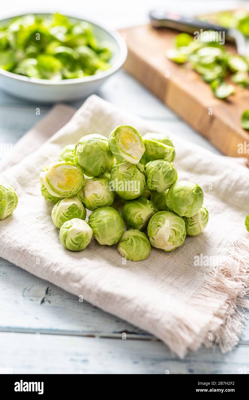 Crusseles crudo fresco germogli su tovagliolo - primo piano Foto Stock