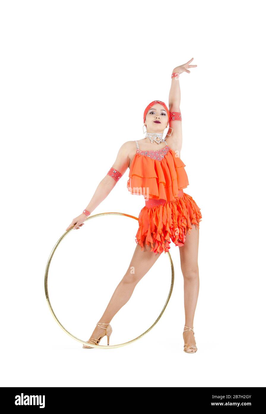 Una donna in un abito da palcoscenico esegue una danza con un hula Hoop. Riprese in studio su sfondo bianco. Foto Stock