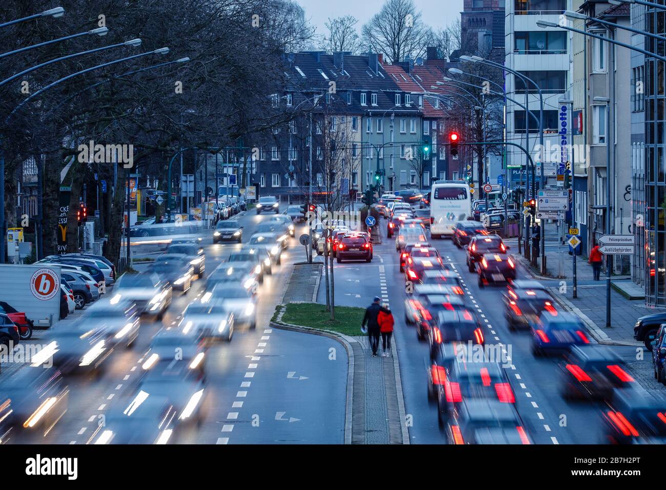 Traffico serale nelle ore di punta nella zona a basse emissioni sulla strada federale B 224 Alfredstrasse a Ruettenscheid, Essen, zona Ruhr, Nord Foto Stock