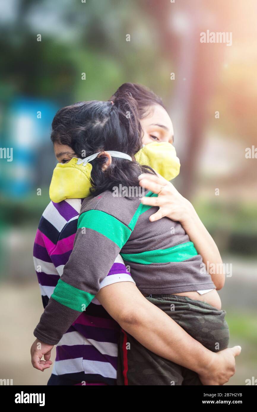 Covid-19 concetto di Coronavirus e inquinamento atmosferico pm2.5. Bambina indiana e madre che indossano maschera in pubblico affollato luogo per proteggere e per fermare Foto Stock