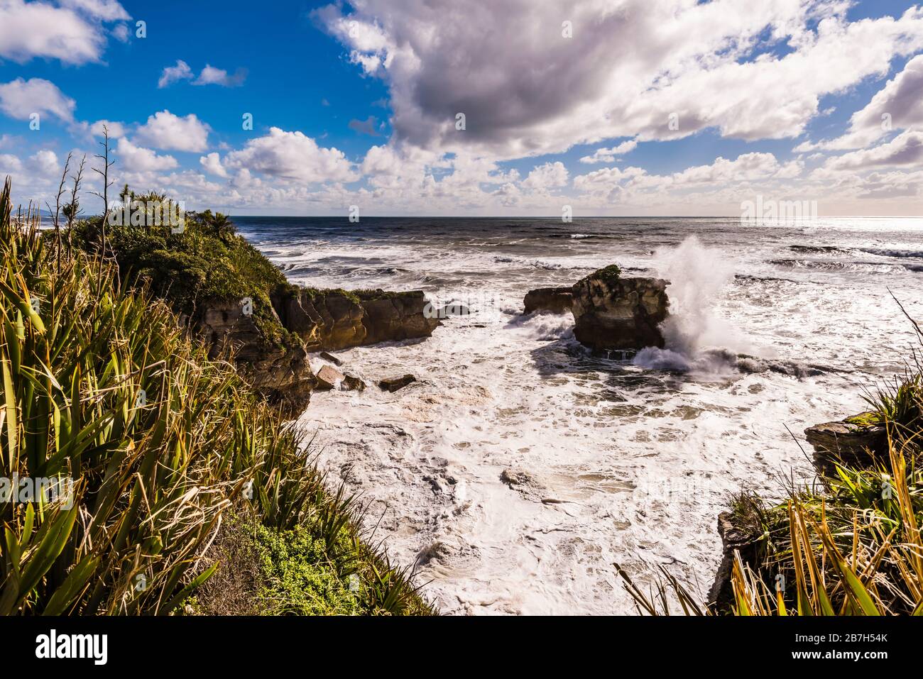 Crash surf sulle rocce frittelle a Punakaiki, West Coast, Nuova Zelanda Foto Stock