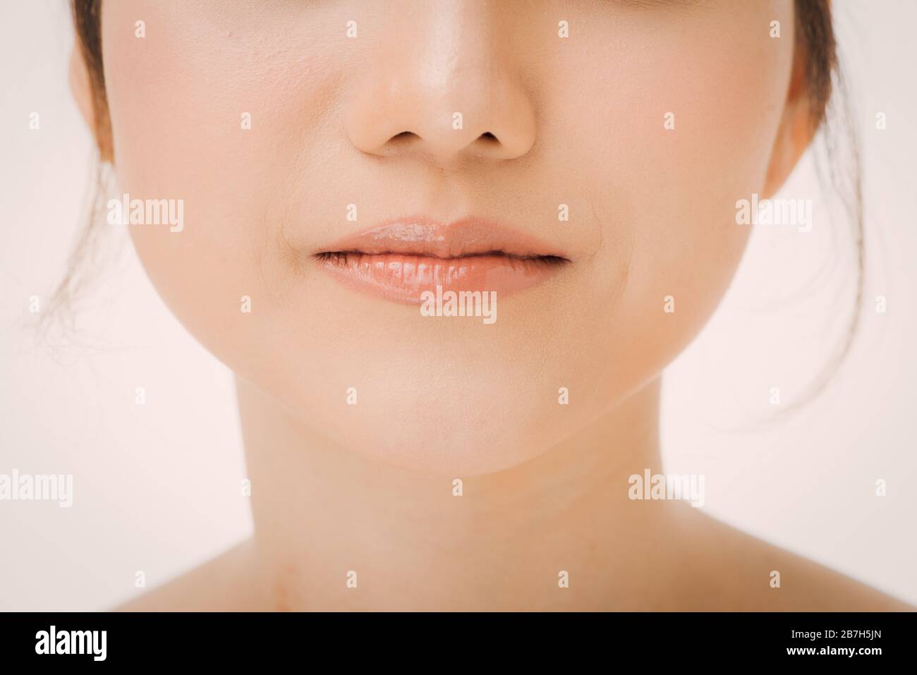 Close up ragazza asiatica con labbro rosso con sfondo bianco e di bellezza fashion concept Foto Stock