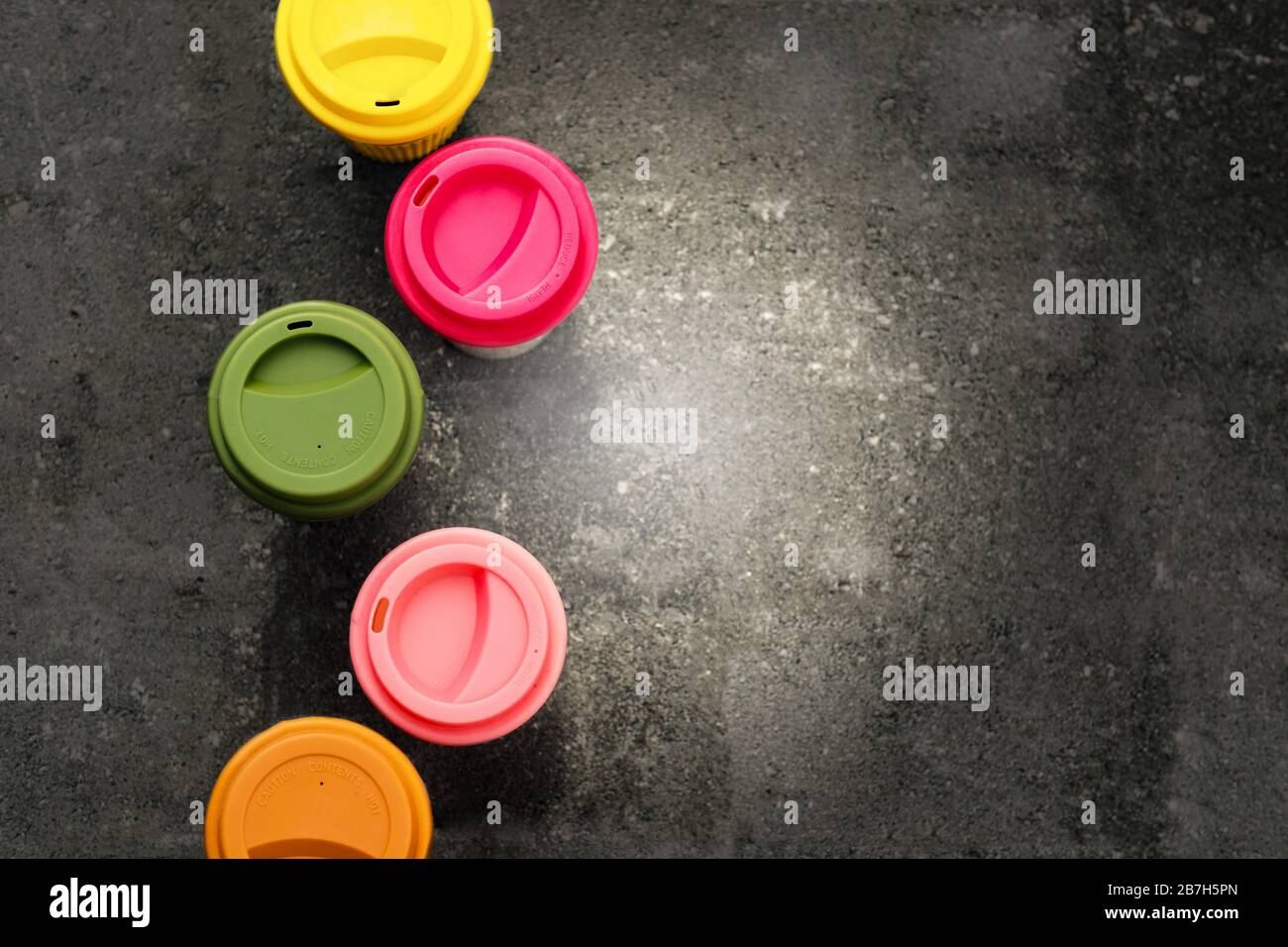 Tazze da tè o caffè riutilizzabili da viaggio in bambù assortite con tappo in silicone. Foto Stock