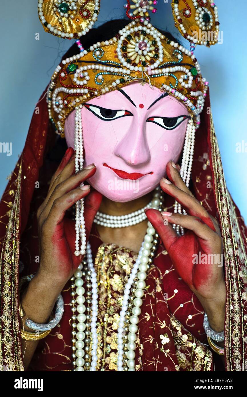 Seraikela Chhau ballerino che gioca il ruolo della dea indù Radha (India) Foto Stock