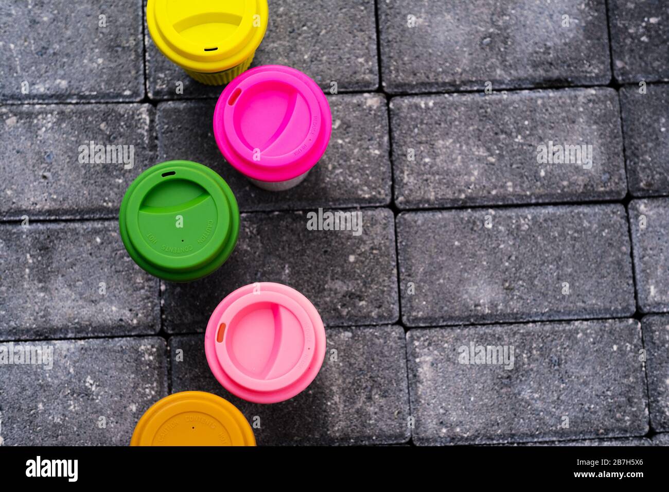 Tazze da tè o caffè riutilizzabili da viaggio in bambù assortite con tappo in silicone. Foto Stock