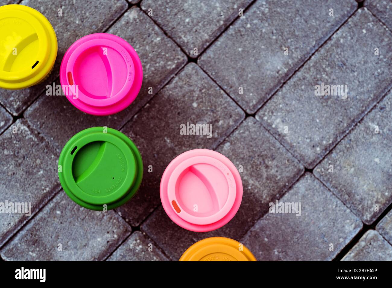 Tazze da tè o caffè riutilizzabili da viaggio in bambù assortite con tappo in silicone. Foto Stock