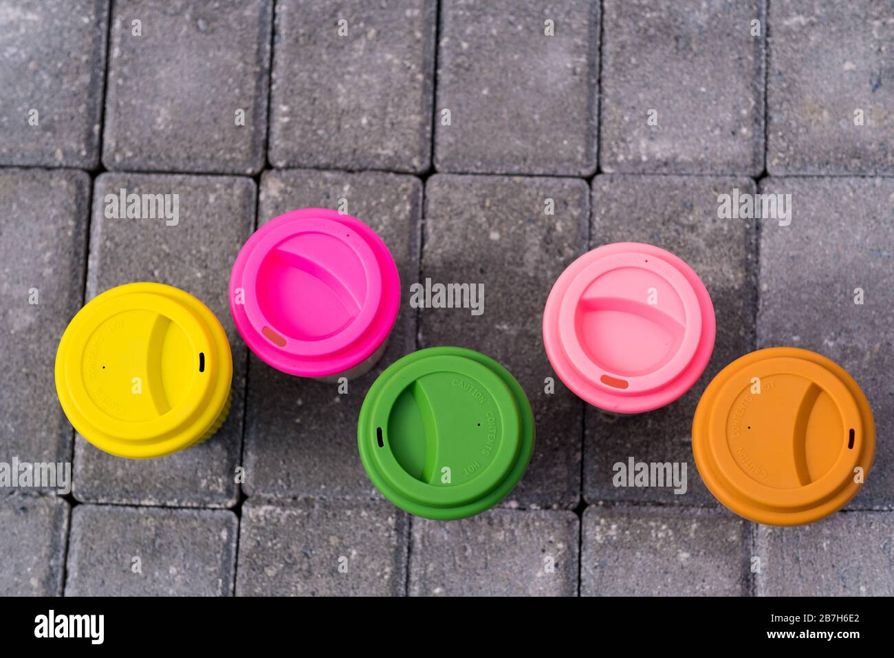 Tazze da tè o caffè riutilizzabili da viaggio in bambù assortite con tappo in silicone. Foto Stock