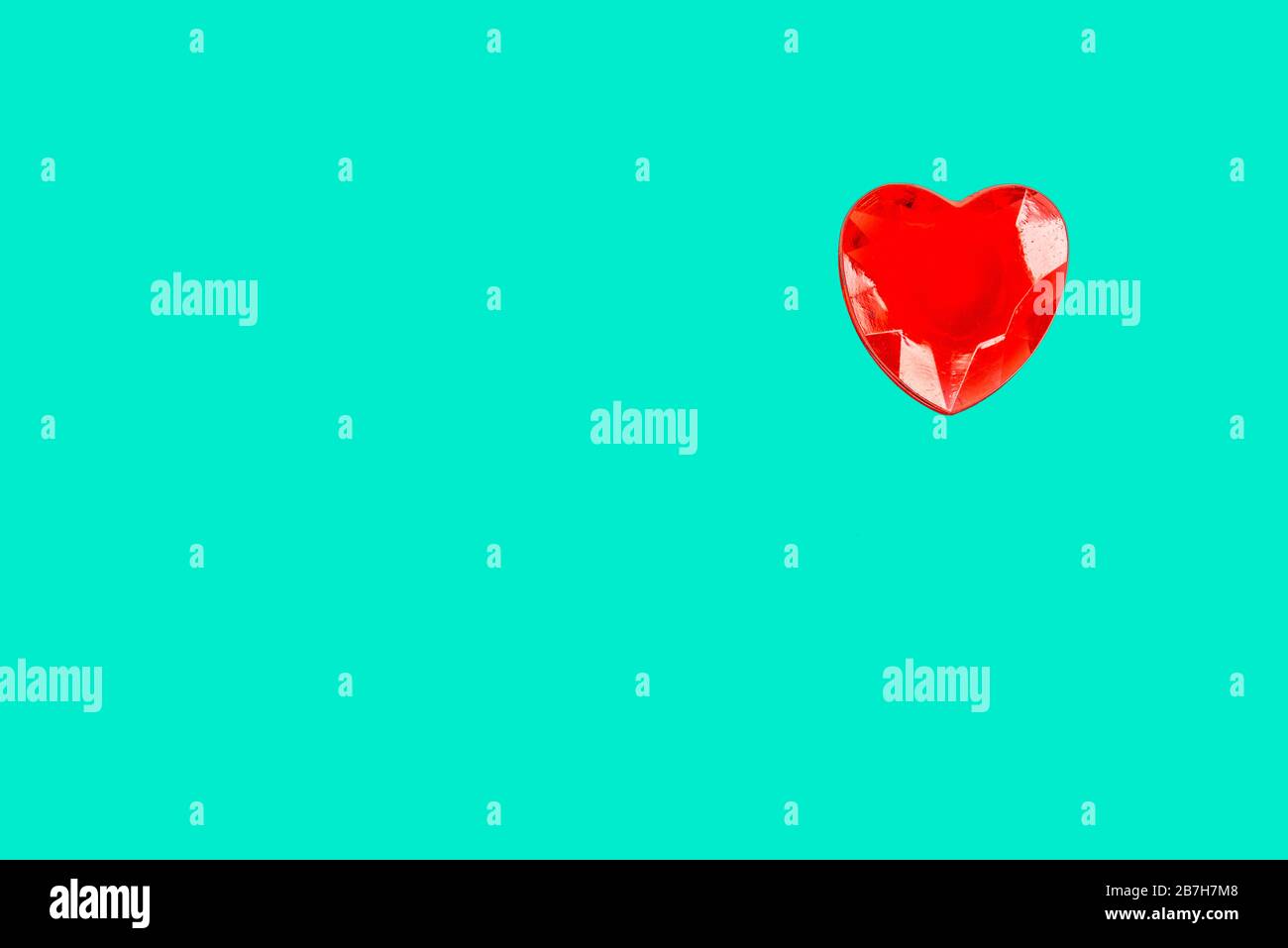 Cuore su aqua menthe colore con spazio di copia Foto Stock