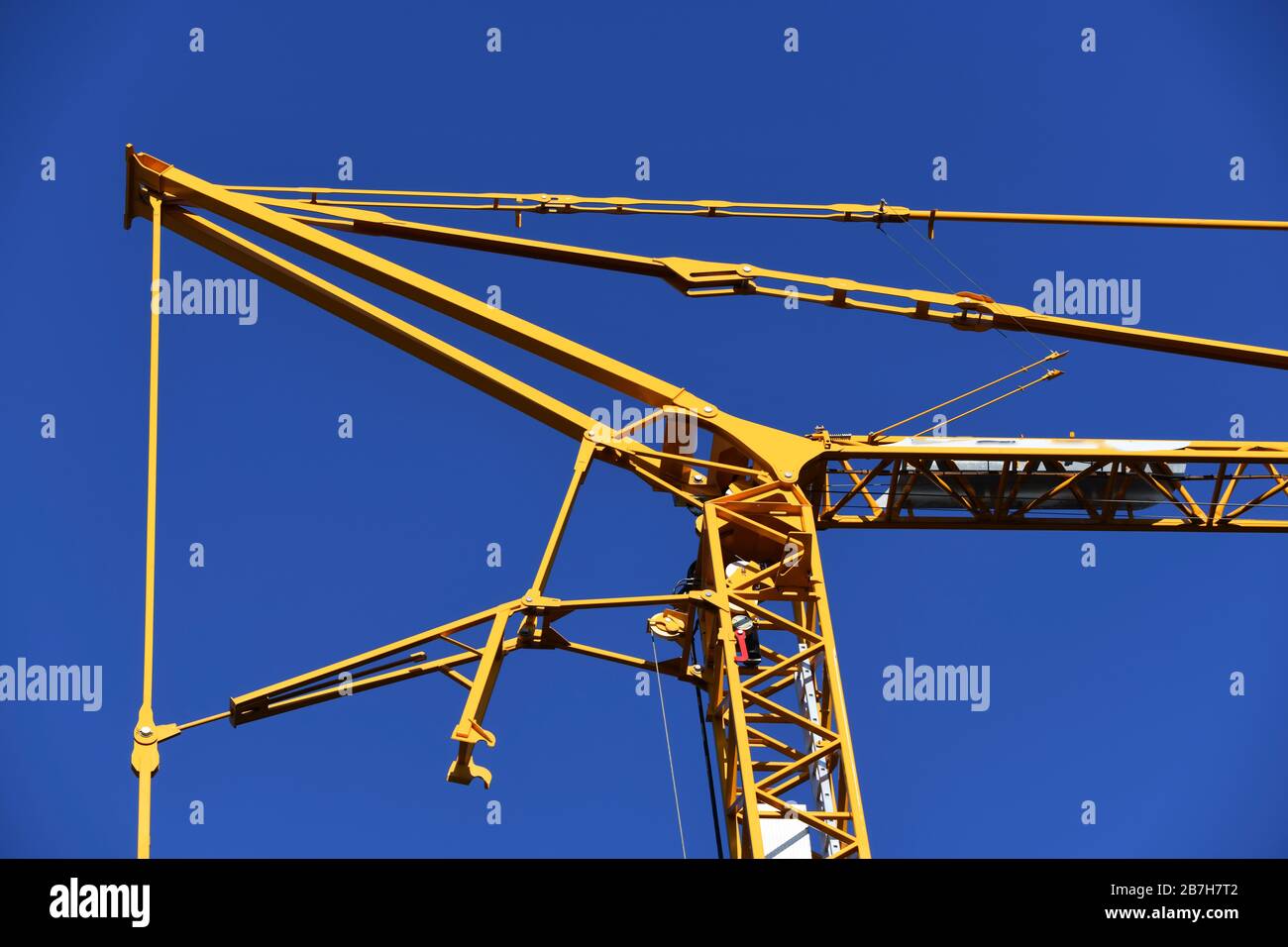 Teile eines gelben Krans gegen den blauen Himmel Foto Stock