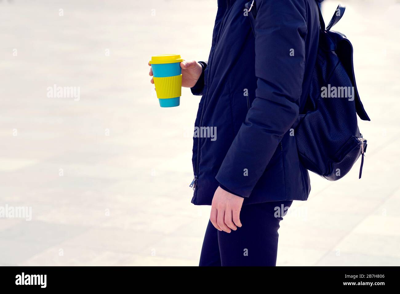 Una tazza di caffè eco riutilizzabile elegante per l'uso all'aperto. Take away caffè Foto Stock