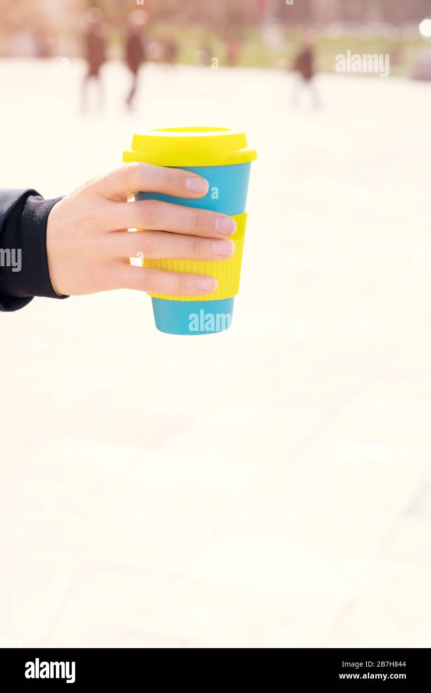 Una tazza di caffè eco riutilizzabile elegante per l'uso all'aperto. Take away caffè Foto Stock
