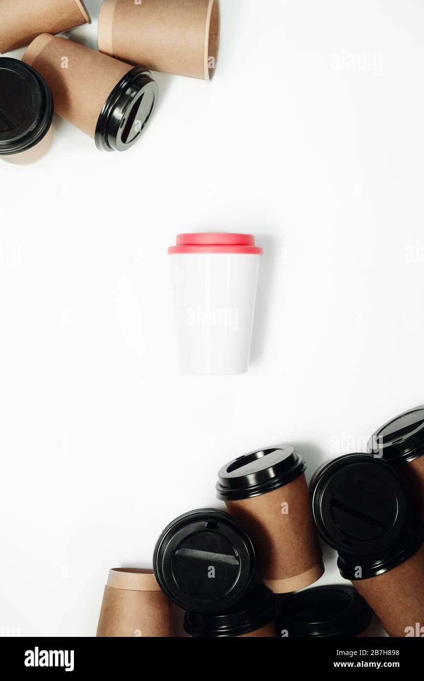 Tazza da caffè eco riutilizzabile Zero Waste Concept rispetto a più tazze di cartone monouso Foto Stock