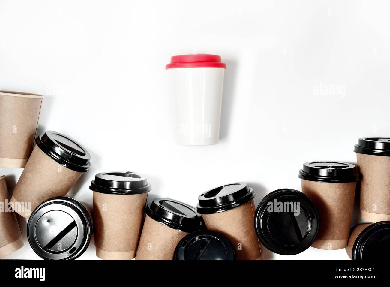 Tazza da caffè eco riutilizzabile Zero Waste Concept rispetto a più tazze di cartone monouso Foto Stock