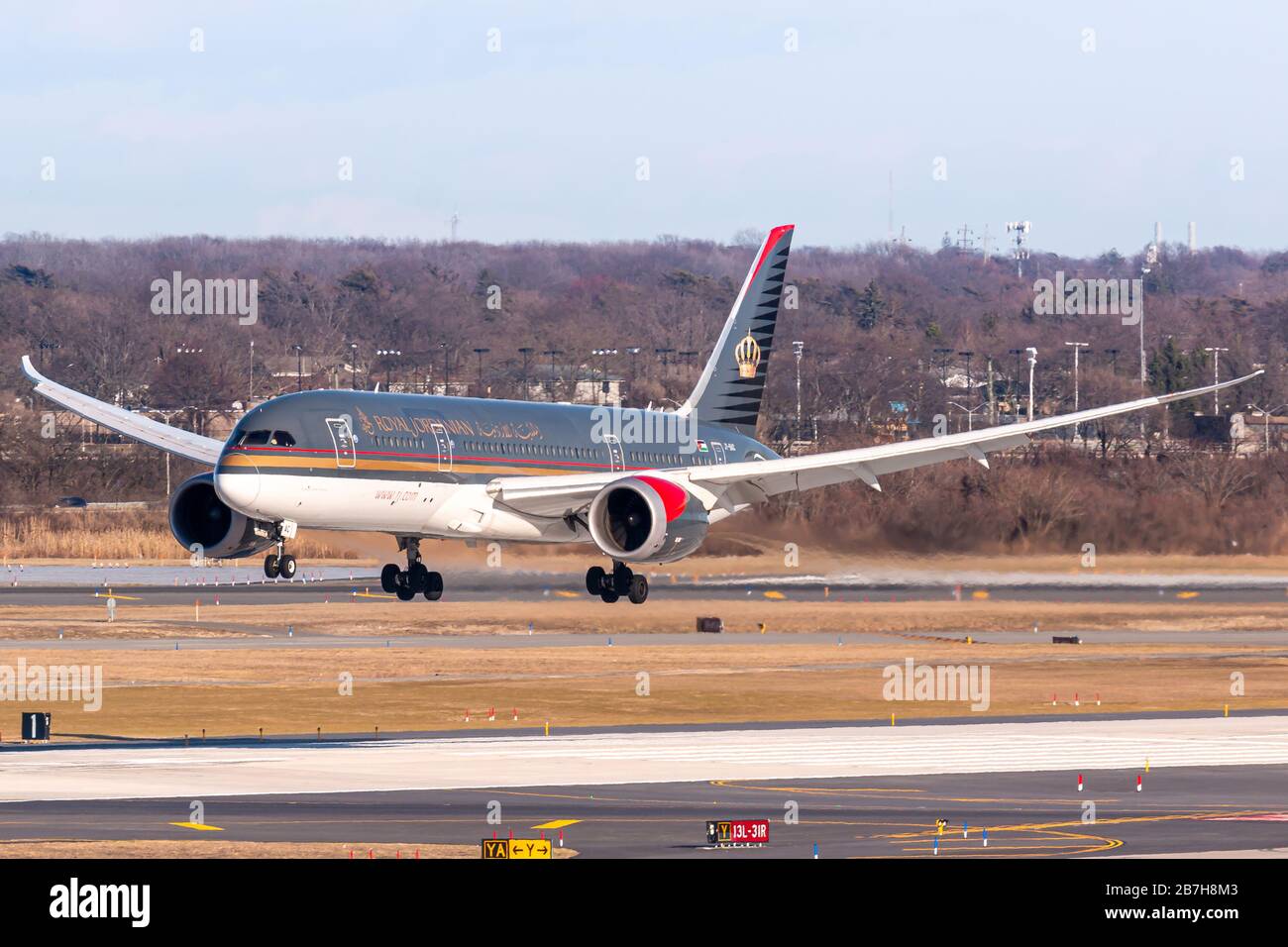 New York, USA - 27 febbraio 2020: Royal Jordanian Boeing 787 aereo Dreamliner all'aeroporto John F. Kennedy di New York (JFK) negli Stati Uniti. Boeing è una A. Foto Stock