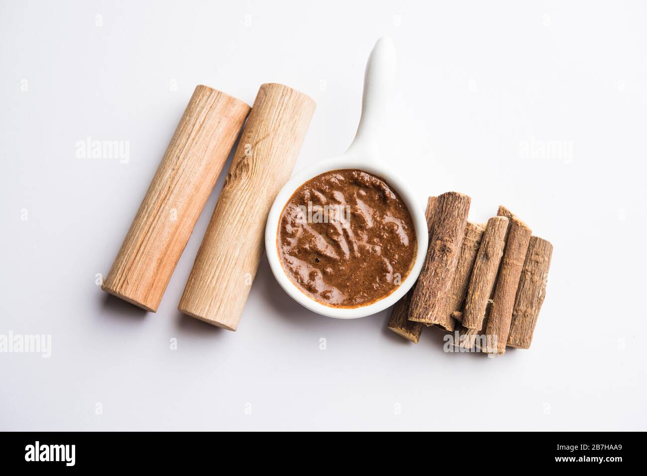 Maschera ayurvedica in legno di sandalo con liquirizia realizzata con polvere  di Mulethi o jeshthamadh e Chandan. Fuoco selettivo Foto stock - Alamy