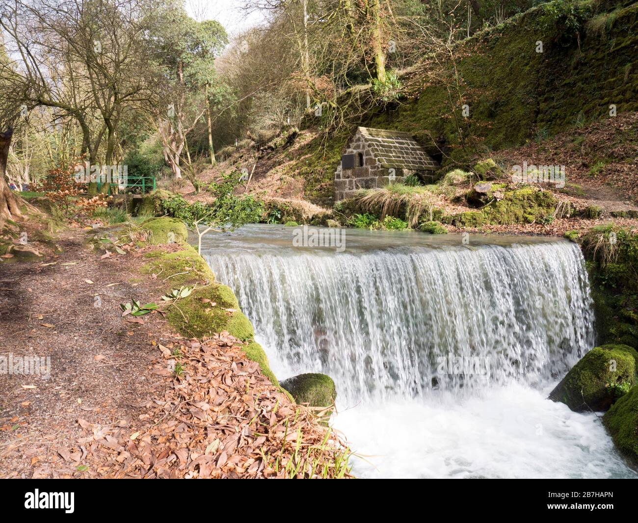 Cascata di fronte a Menacuddle Holy Well, St. Austell, Cornovaglia Foto Stock