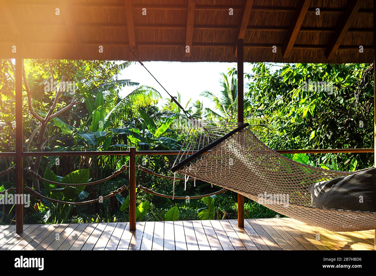 Vista panoramica di una bella giornata di sole sul parco tropicale nelle Maldive. Concetto di viaggio. Rilassatevi nell'amaca. Foto Stock