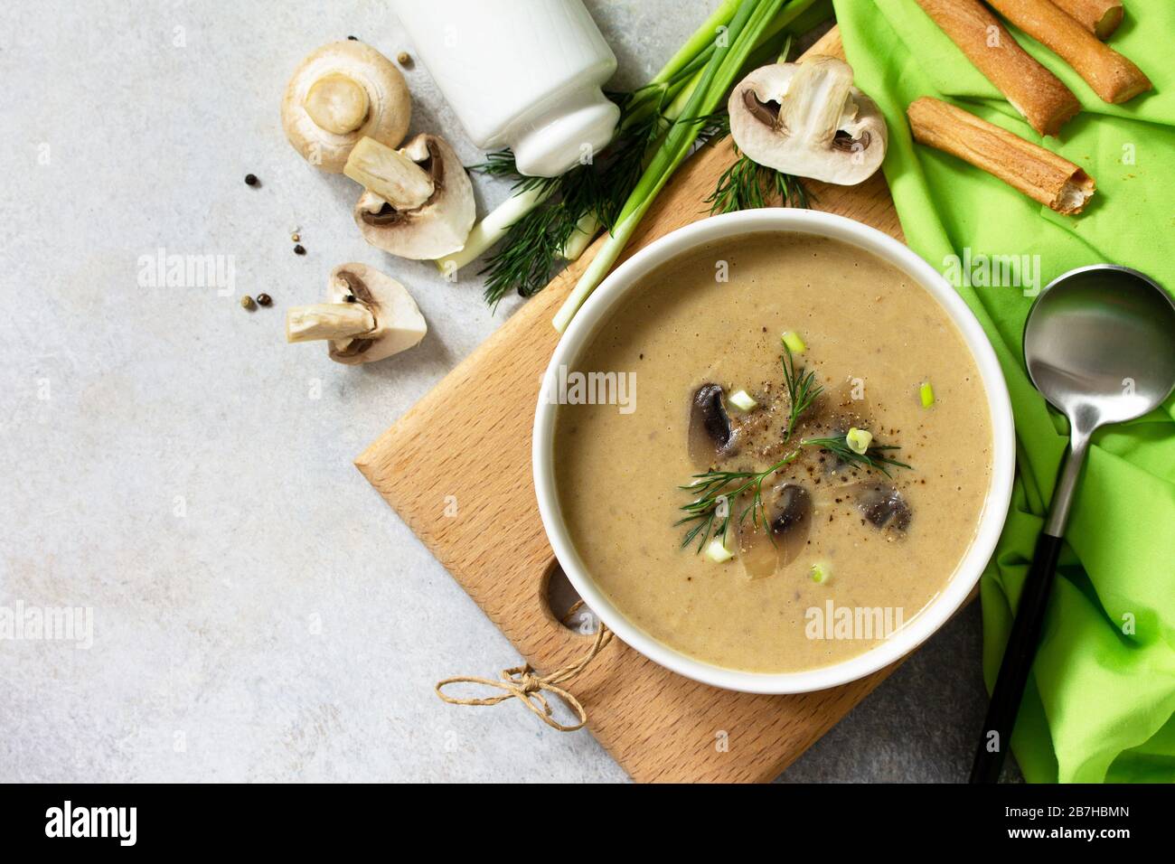 Vegano e dieta alimenti sani. Purea di zuppa di funghi con crema, champagne e verdure. Vista dall'alto, disposizione piatta. Foto Stock