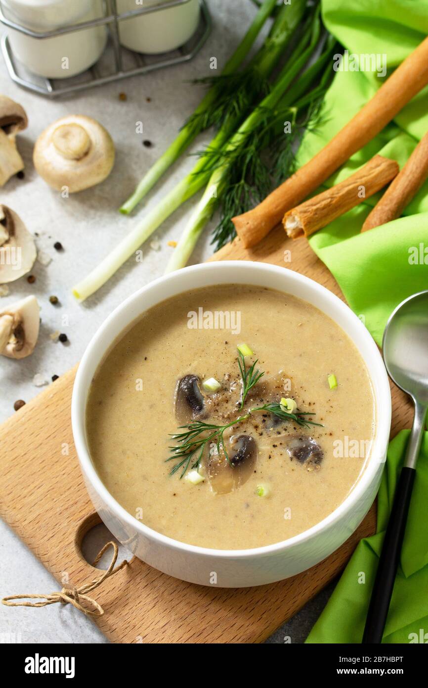 Vegano e dieta alimenti sani. Purea di zuppa di funghi con crema, champagne e verdure. Foto Stock