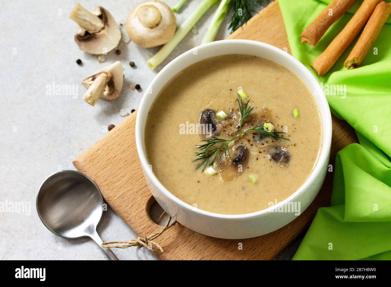 Vegano e dieta alimenti sani. Purea di zuppa di funghi con crema, champagne e verdure. Spazio di copia. Foto Stock