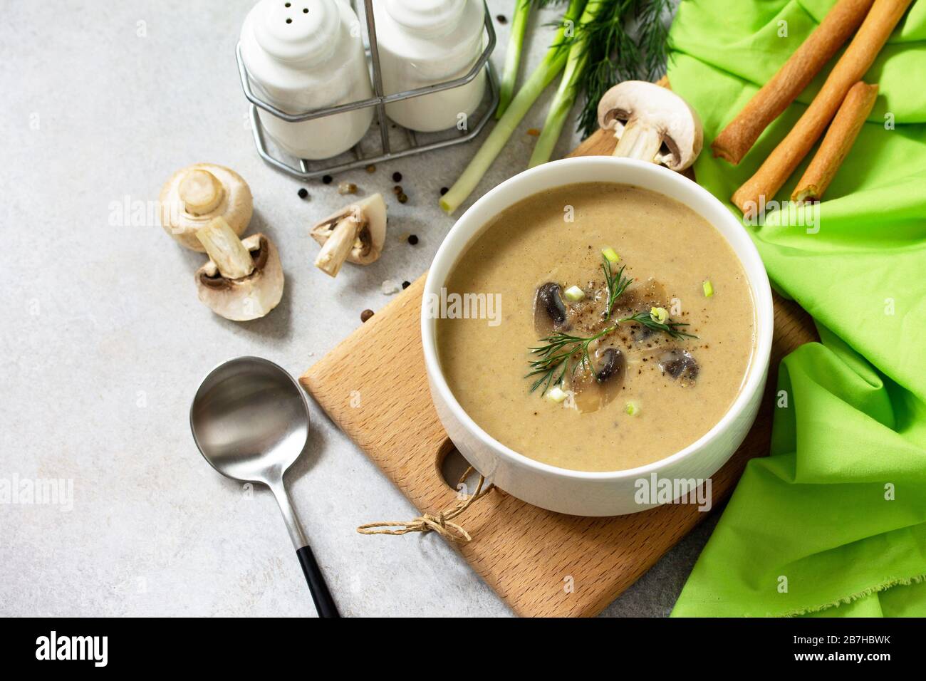 Vegano e dieta alimenti sani. Purea di zuppa di funghi con crema, champagne e verdure. Spazio di copia. Foto Stock