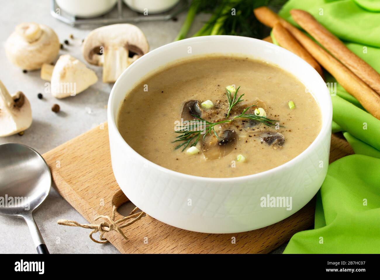 Vegano e dieta alimenti sani. Purea di zuppa di funghi con crema, champagne e verdure. Foto Stock
