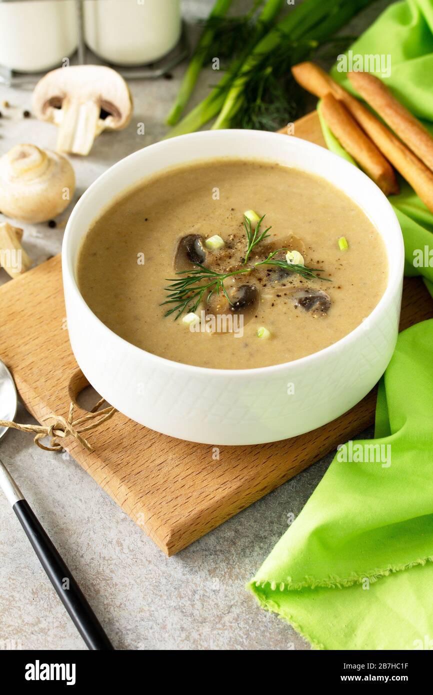 Vegano e dieta alimenti sani. Purea di zuppa di funghi con crema, champagne e verdure. Foto Stock