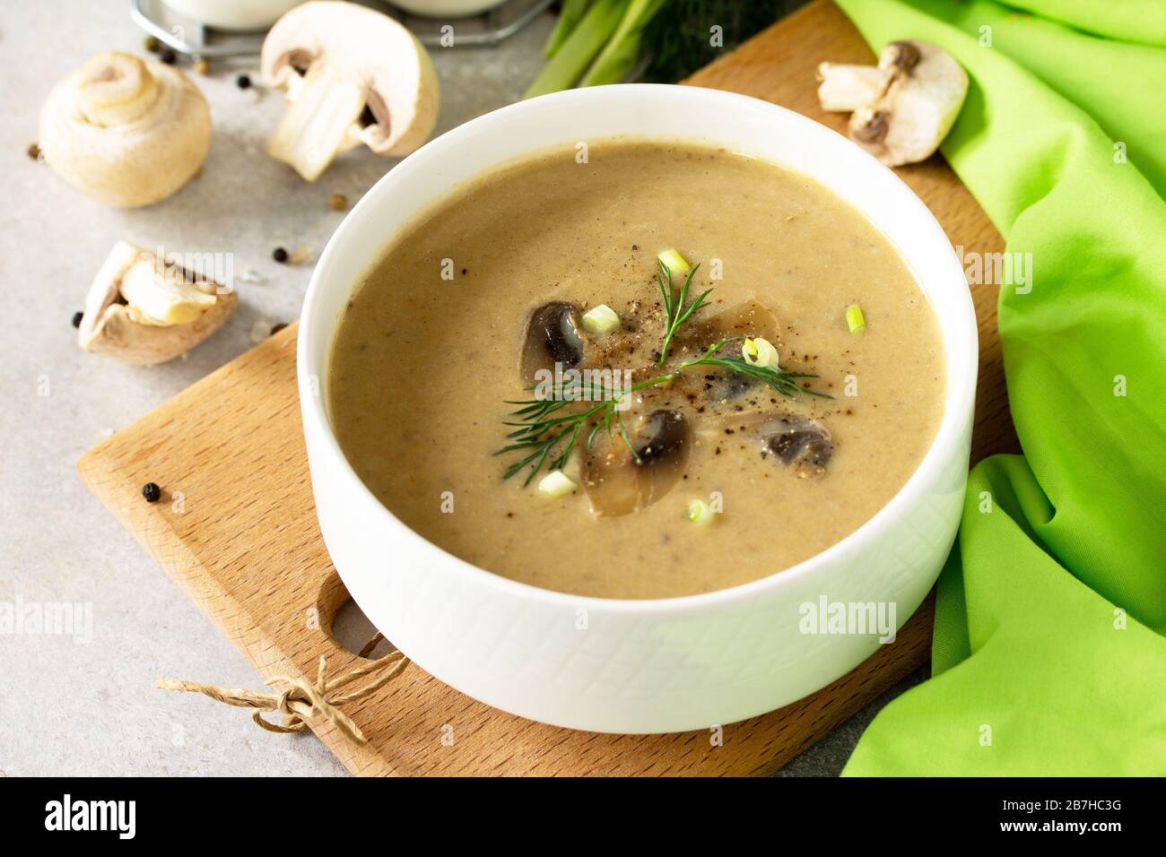 Vegano e dieta alimenti sani. Purea di zuppa di funghi con crema, champagne e verdure. Foto Stock