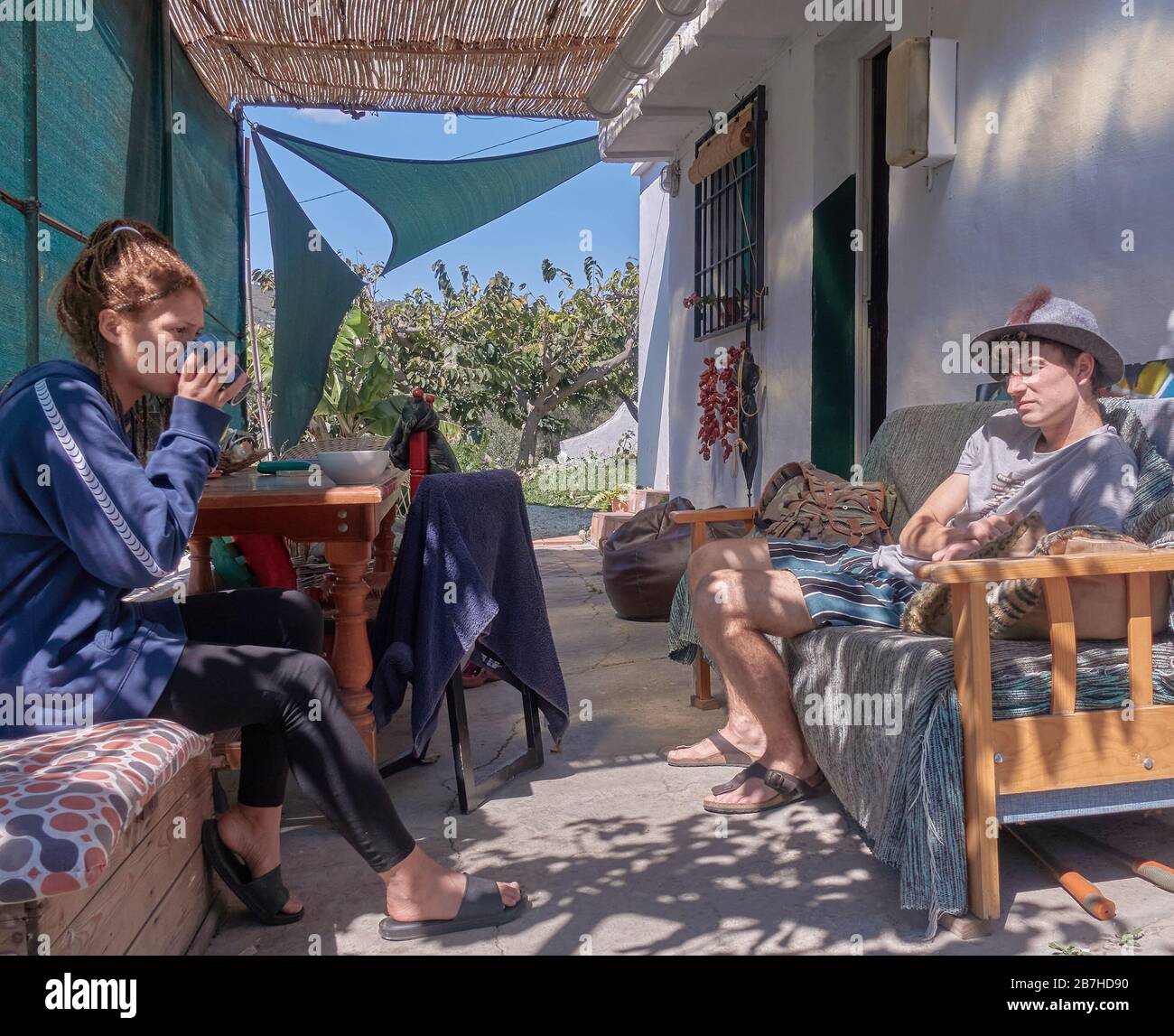 I giovani vacanzieri si rilassano in una casa di campagna, Nerja, Malaga, Spagna Foto Stock