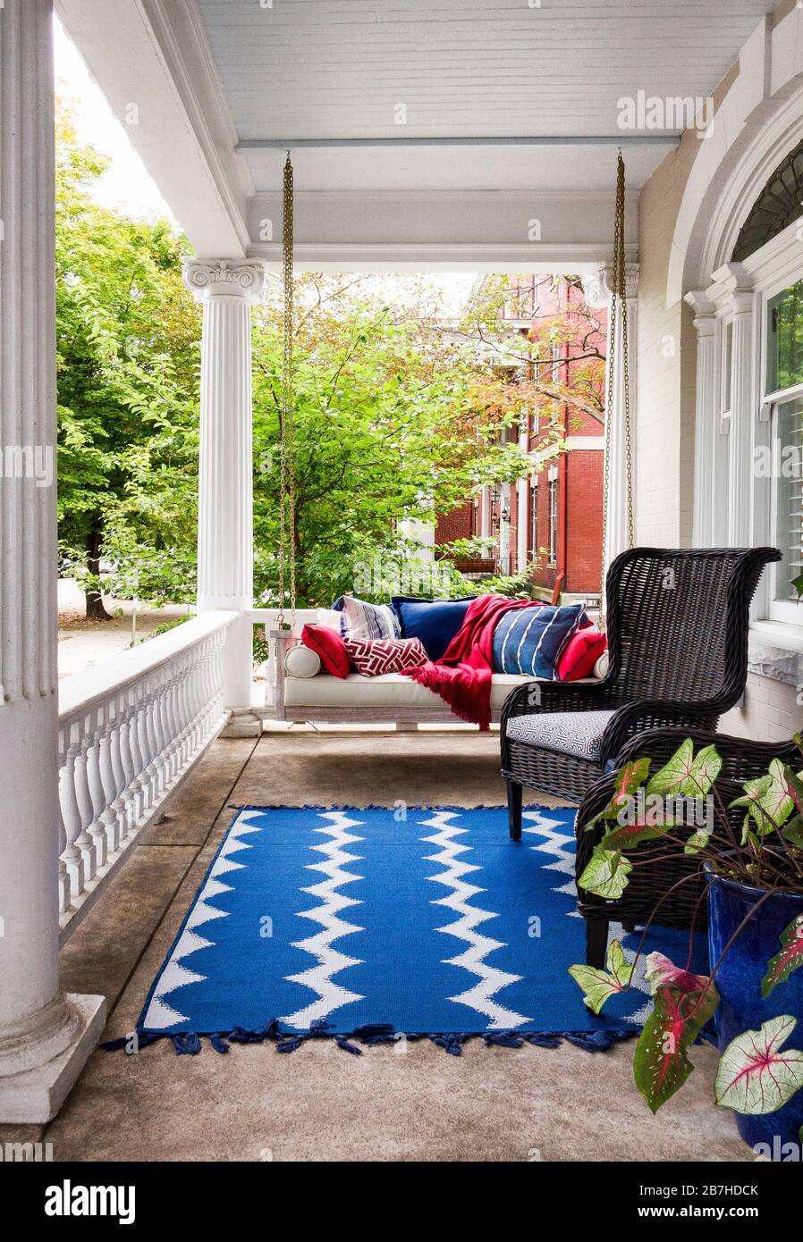 Oscillazione del divano del portico con i cuscini colorati Foto stock -  Alamy
