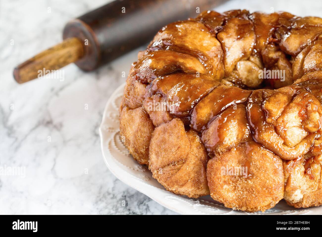 Dessert pasquale di Pull Apart torta torta torta di scimmie pane. Torta di lievito fatta con cannella, carote, noci e glassa di zucchero marrone. Messa a fuoco selettiva w Foto Stock
