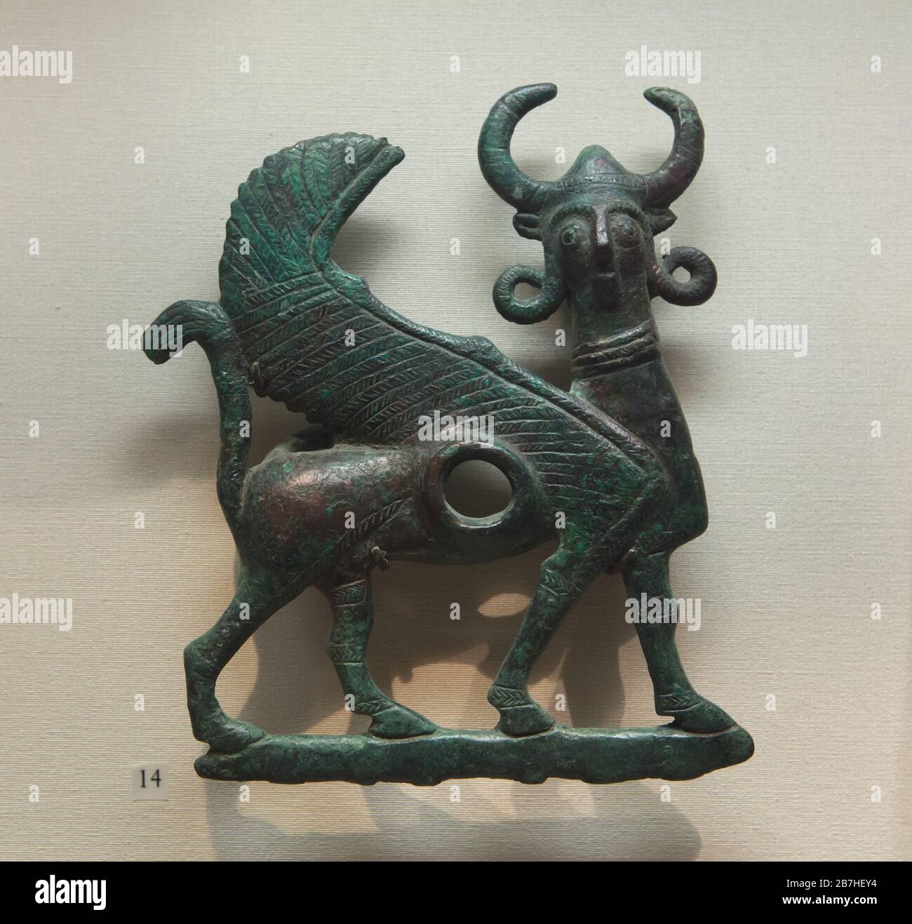 Piatto di bronzo di Luristan a forma di toro alato (lamassu) del VIII o VII secolo a.C. in mostra al Museo del Louvre di Parigi, Francia. Foto Stock