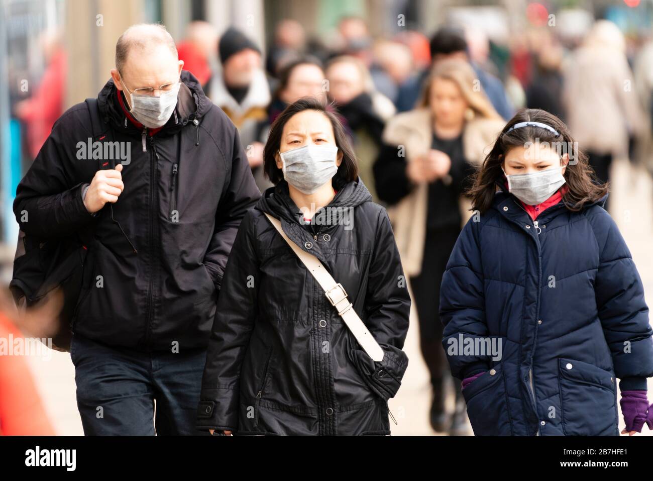 Edimburgo, Scozia, Regno Unito. 16 marzo 2020. Effetti di Coronavirus nel centro di Edimburgo oggi. Persone che ricoprono i volti con maschere facciali. Iain Masterton/Alamy Live News Foto Stock