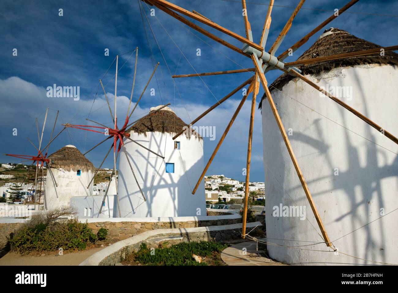 Tradizionali mulini a vento greca sull'isola di Mykonos all'alba, Cicladi Grecia Foto Stock