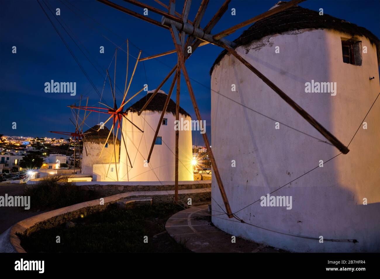 Tradizionali mulini a vento greca sull'isola di Mykonos all'alba, Cicladi Grecia Foto Stock