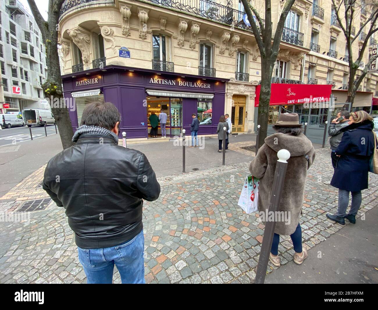 I PARIGINI SI ACCAPARONO PER IL CIBO AL SUPERMERCATO DOPO LO SCOPPIO DEL CORONAVIRUS , PARIGI FRANCIA Foto Stock