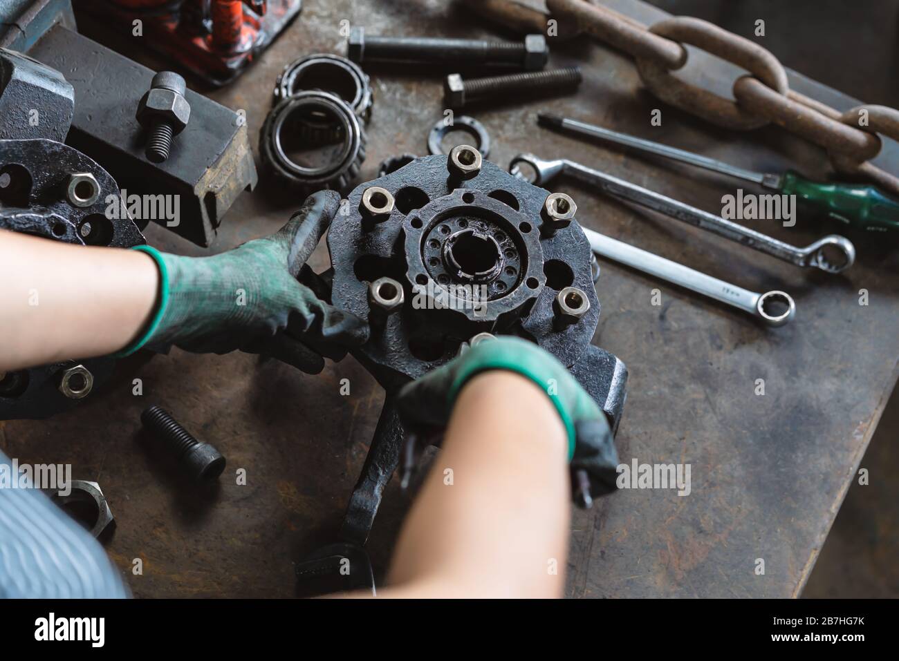 Lavoratore di impianti industriali, riparazione di parti di auto in officina di riparazione auto - tecnico meccanico ispezione e regolazione di parti di veicolo - fabbrica di produzione, apprendista studente e concetto di lavoro qualificato Foto Stock