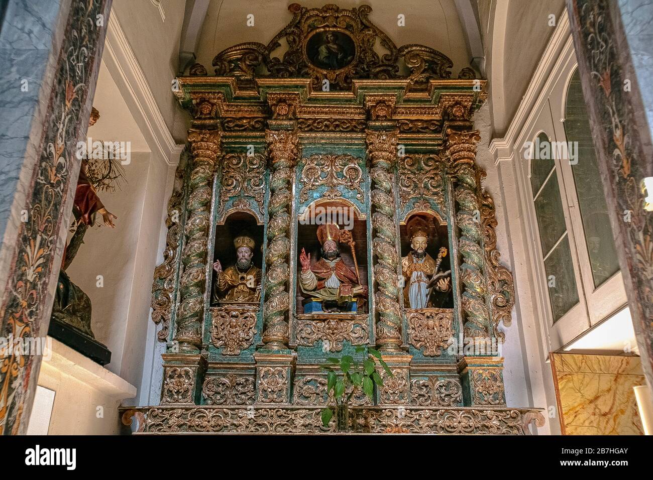 Italia Puglia Ostuni - Concattedrale Santa Maria dell'Assunzione - altare ligneo con busti di ssa oronzo, biagio e gregorio armeno Foto Stock