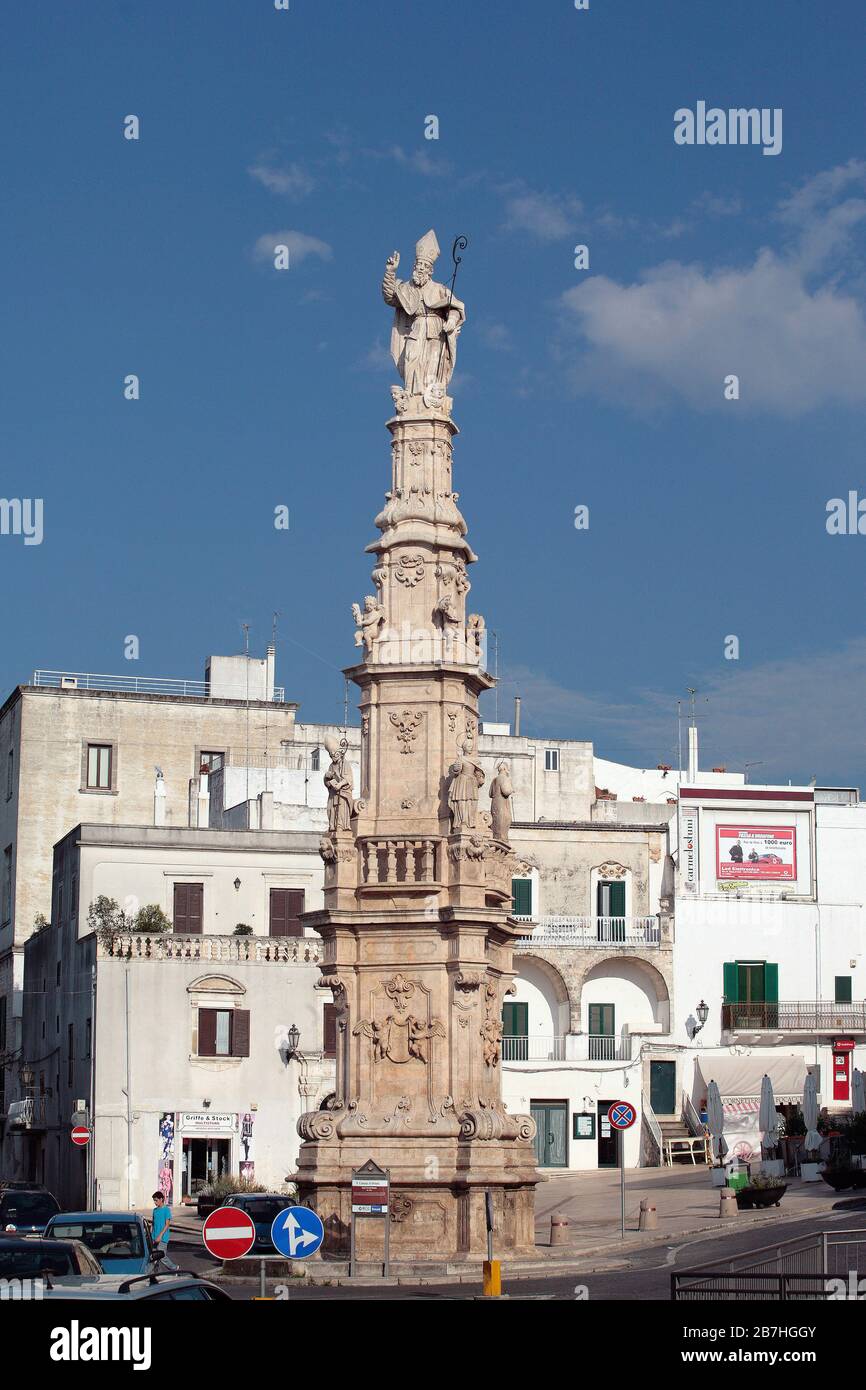Italia Puglia Ostuni - colonna Sant'Oronzo Foto Stock