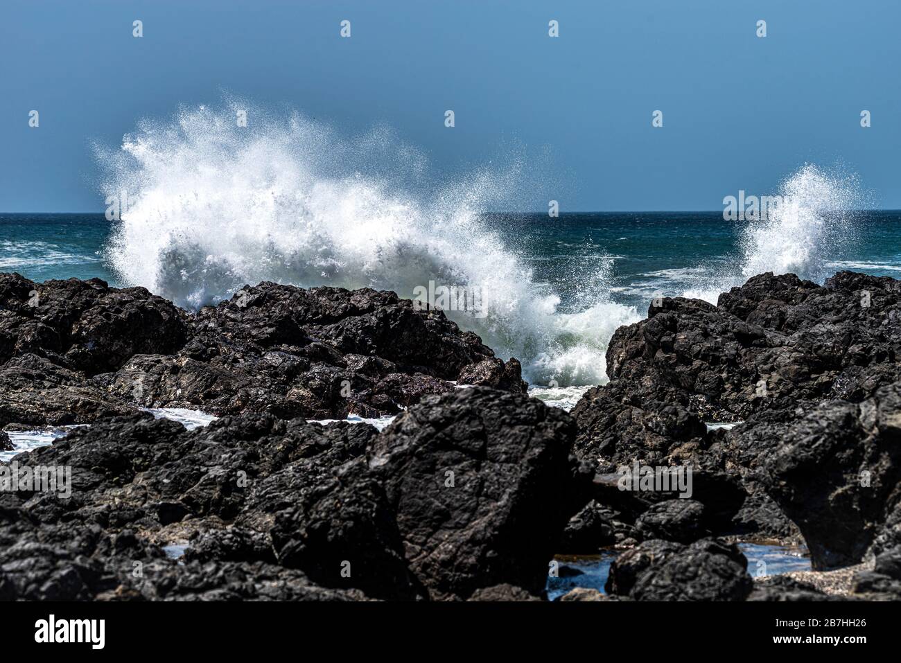 Onde che si schiantano sulle rocce lungo la costa del Pacifico a Panaama Foto Stock