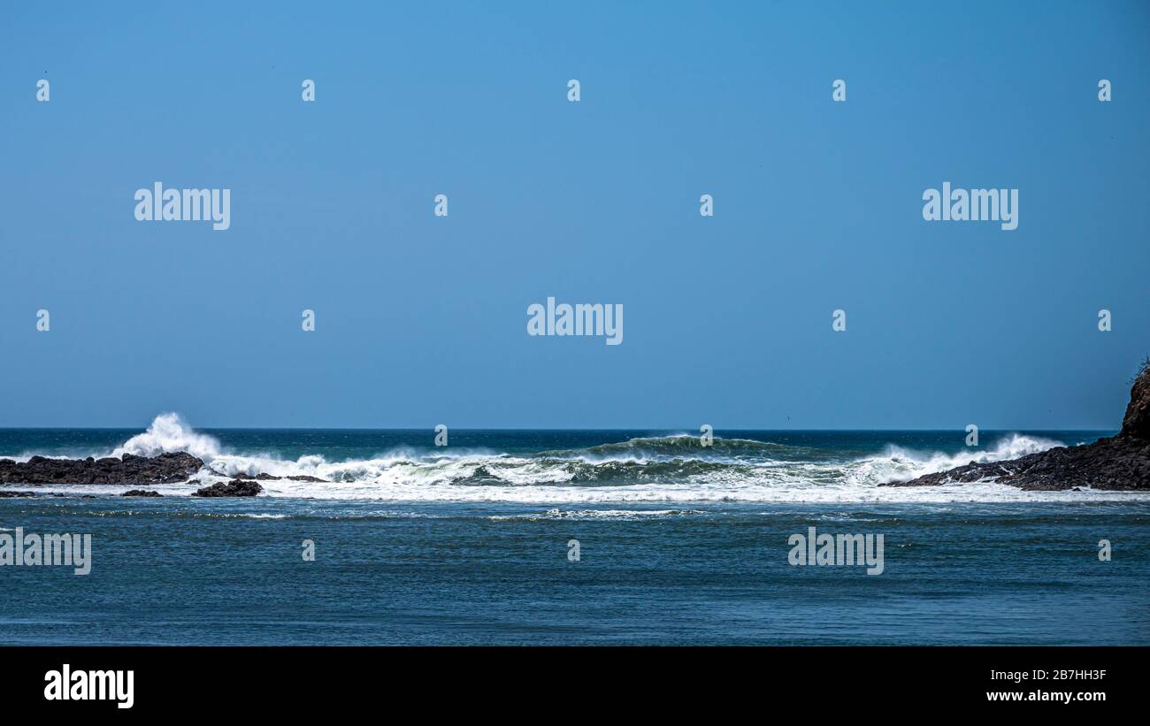 Onde che si schiantano sulle rocce lungo la costa del Pacifico a Panaama Foto Stock