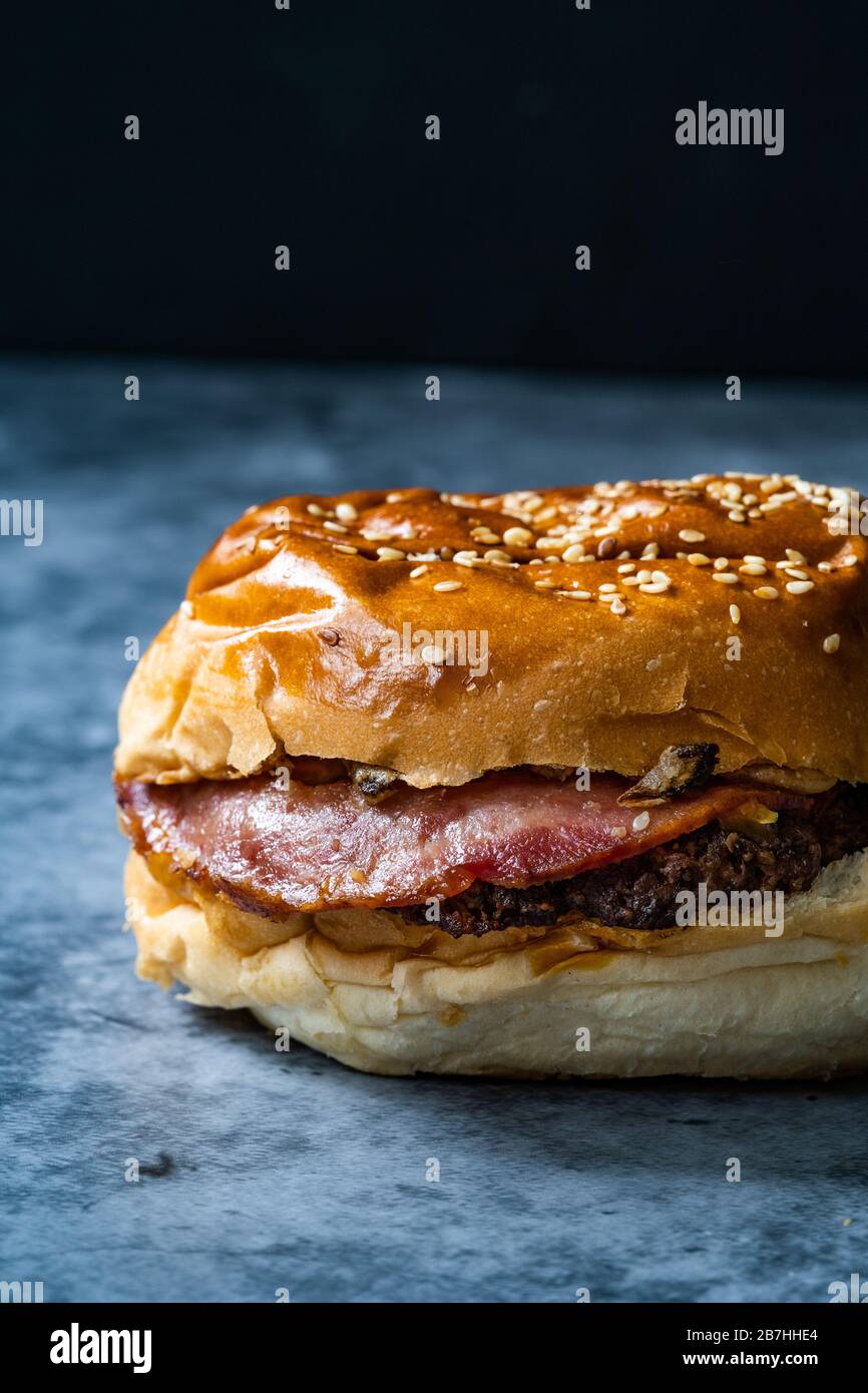 Hamburger in stile Texas con bacon/hamburger del Texas. Fast food. Foto Stock