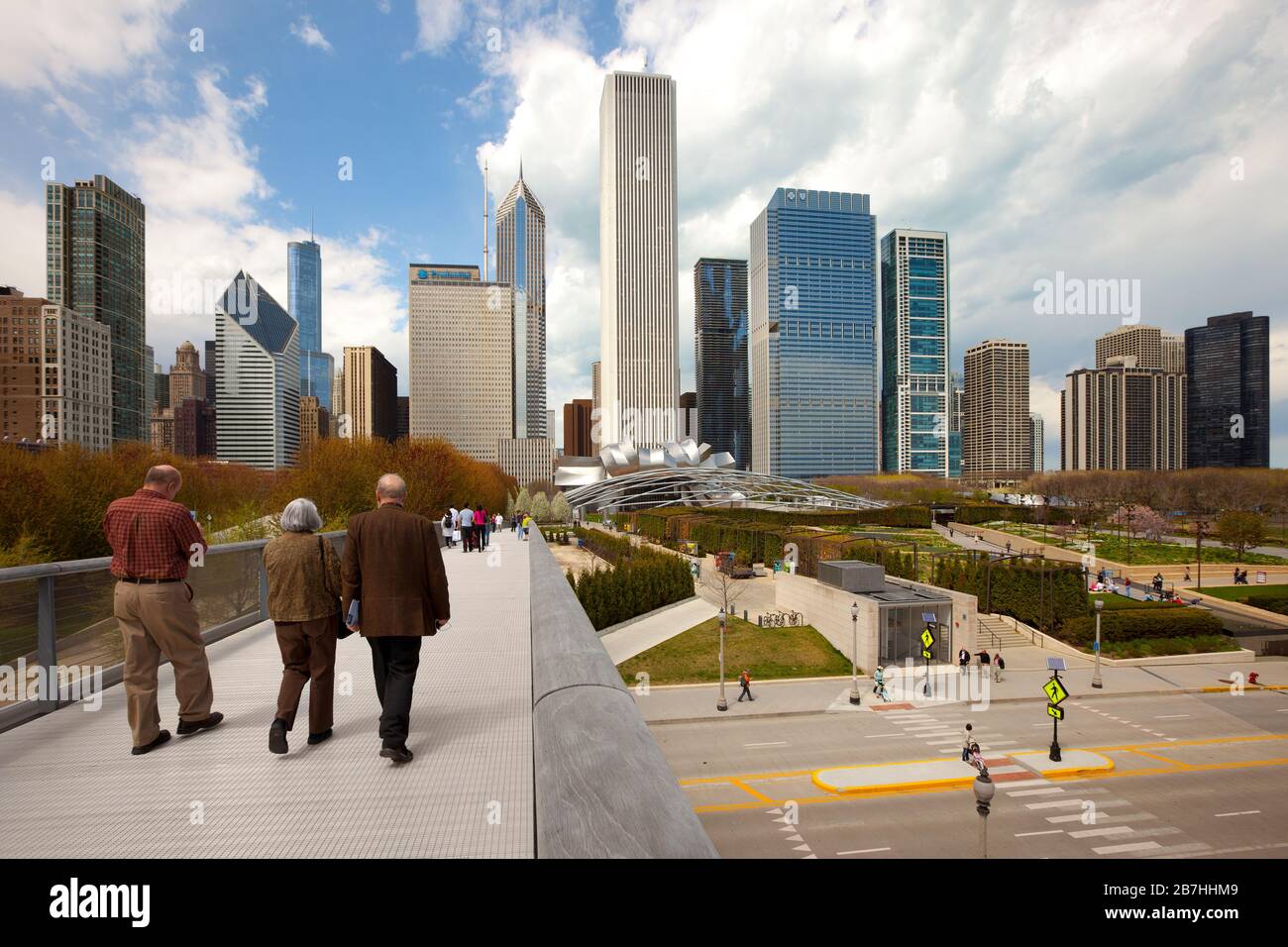 Chicago, Illinois, Stati Uniti - anziani a Nichols Bridgeway al Millennium Park con lo skyline della città il 06 maggio 2011 Foto Stock