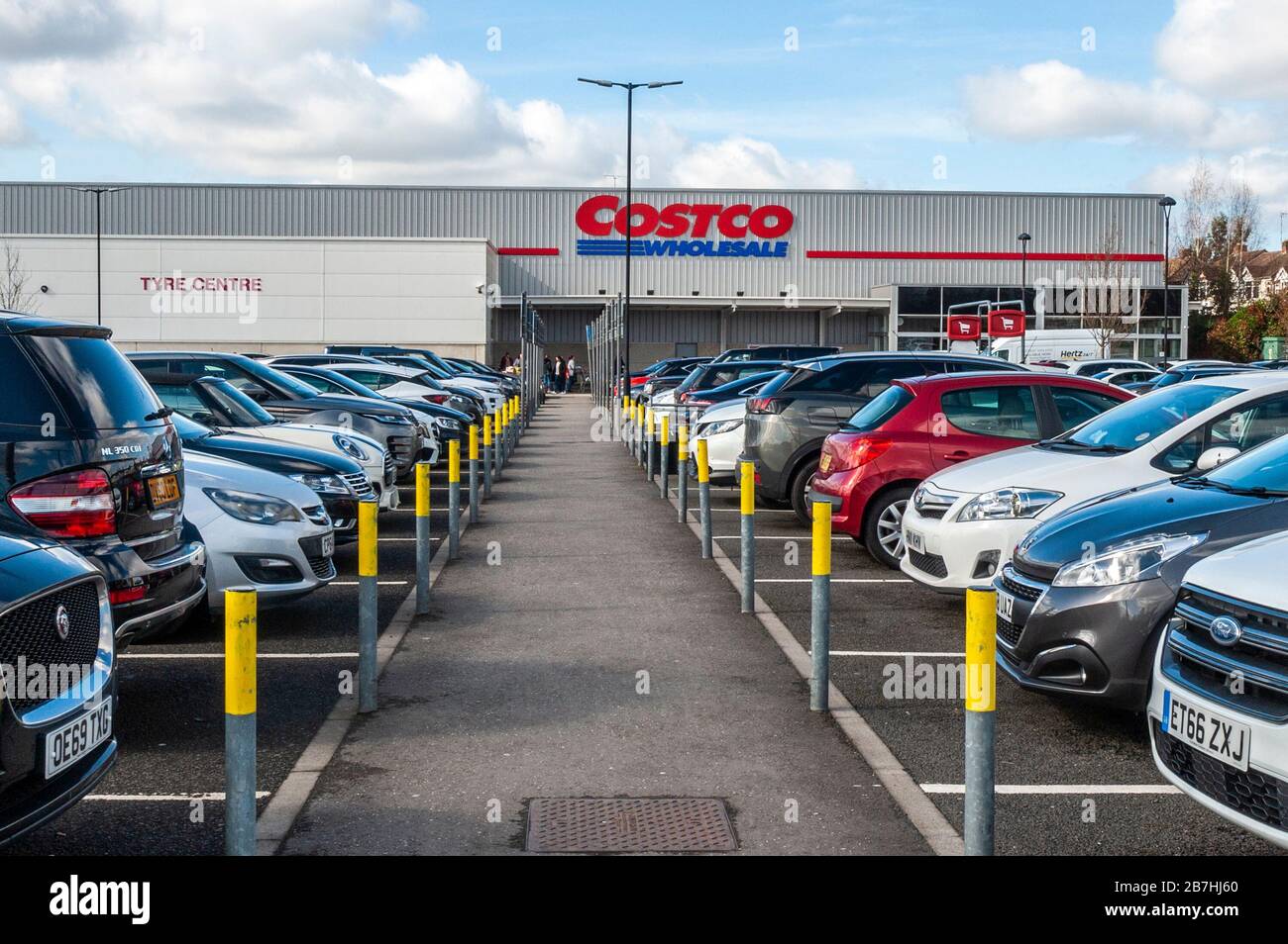 Coventry, West Midlands, Regno Unito. 16 Marzo 2020. Il parcheggio costco grossista era oggi pieno di auto in mezzo al grande panico di acquisto a causa del Coronavirus. Credit: Andy Gibson/Alamy Live News Foto Stock