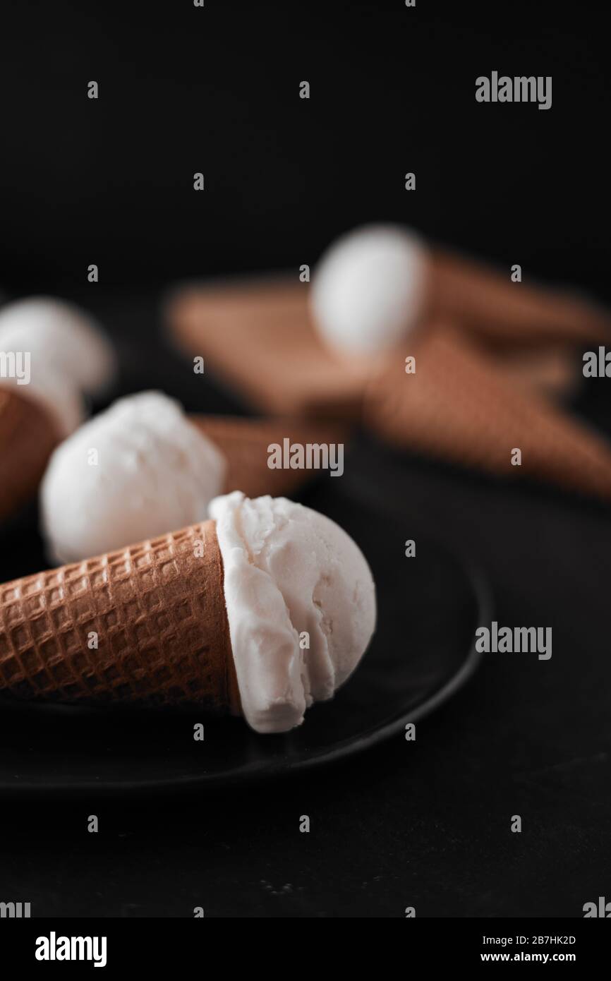 Gelato alla vaniglia in coni di cialda. Foto Stock