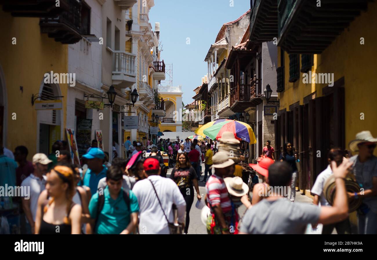 Strade trafficate piene di folle di turisti nel colorato centro città fortificato di Cartagena de Indias, Colombia Foto Stock