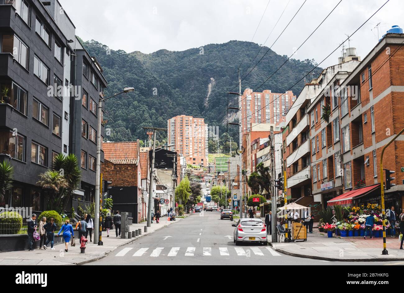 Strada urbana che conduce alle aree ricche di zona G e Rosales nella città di Bogotà, in Colombia, confinata con la montagna Foto Stock