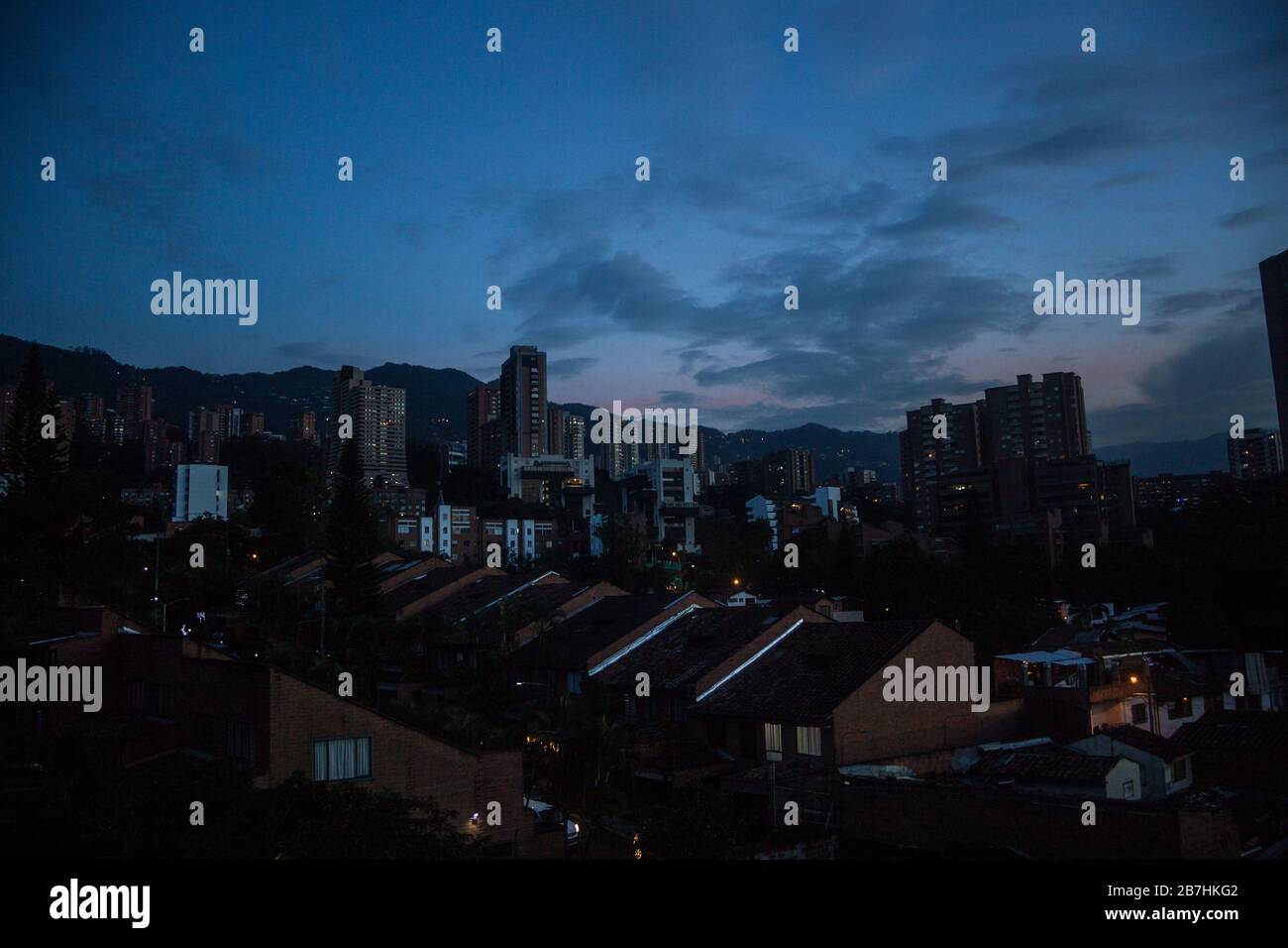 La notte cade sugli appartamenti grattacieli del ricco barrio di El Poblado nella città di Medellin, Colombia Foto Stock